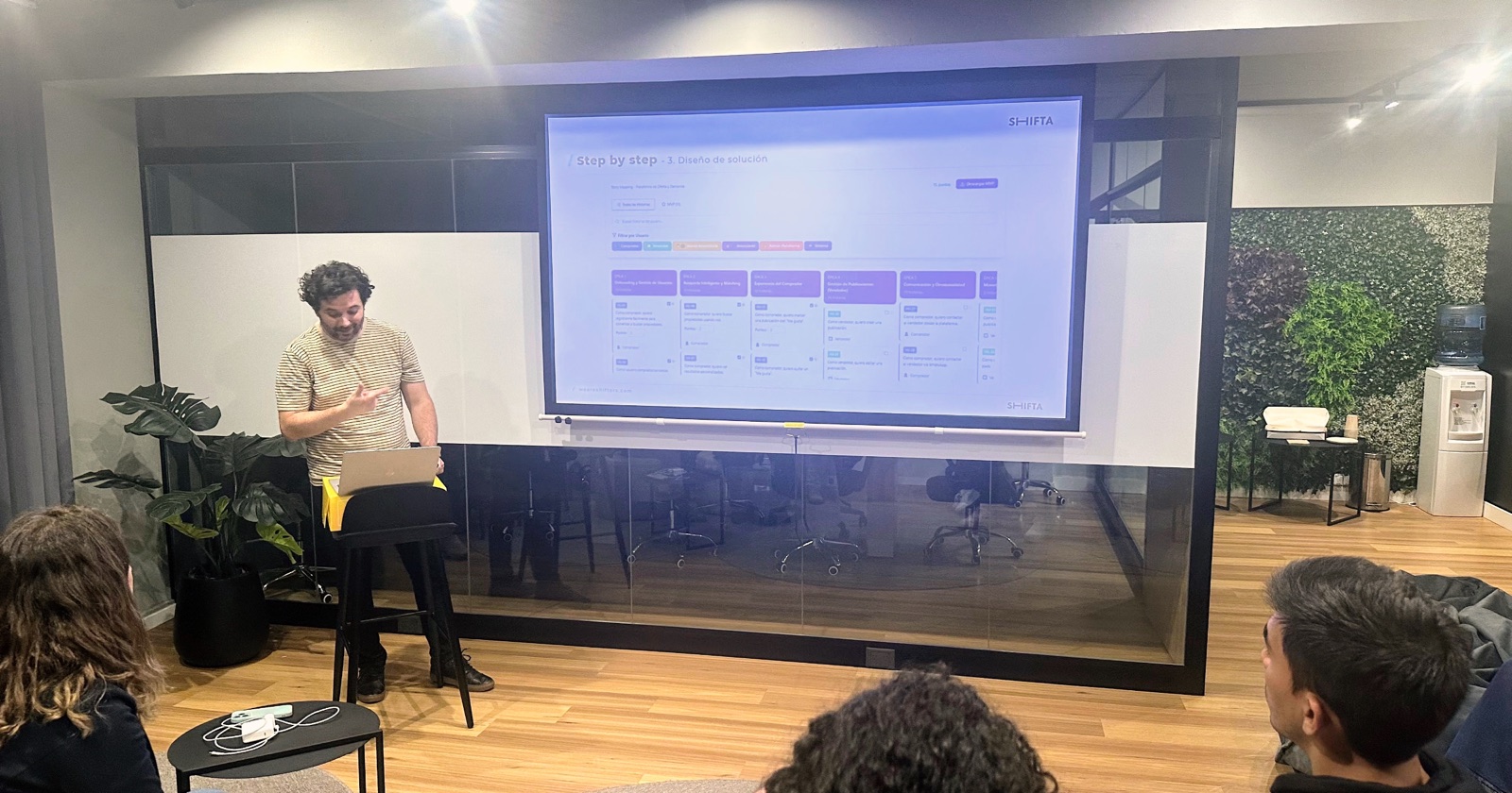 Luis Farfallini del equipo de UX en la charla de Design Ops Chapter Latam en nuestras oficinas