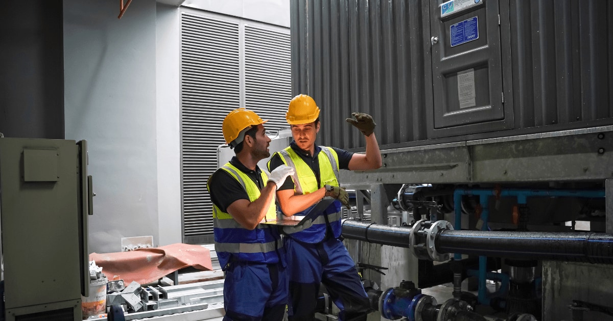 Operarios inspeccionando equipos en planta industrial