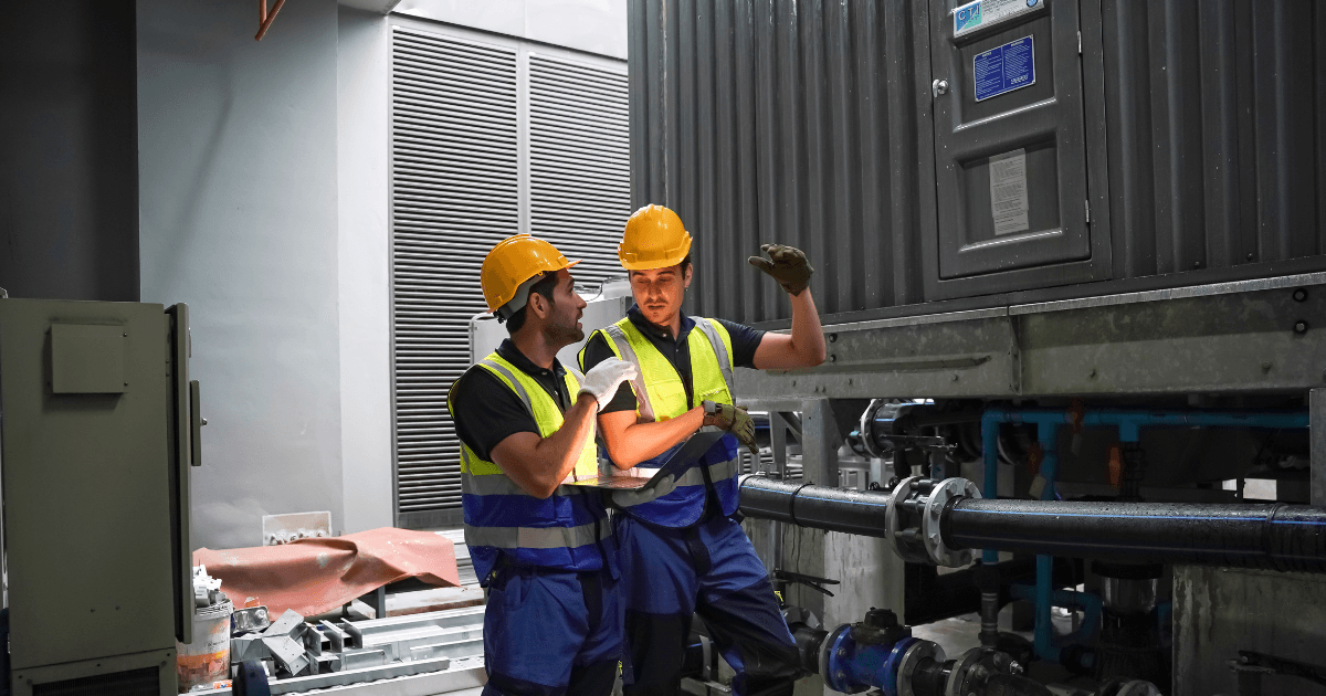 Operarios inspeccionando equipos en planta industrial